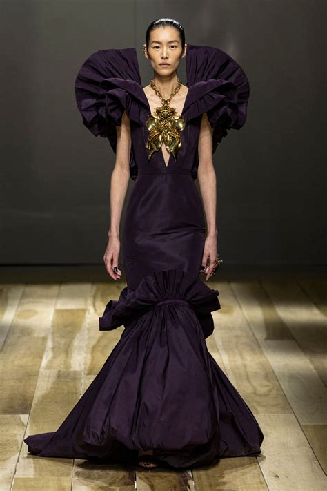 alexander mcqueen mostrar pezones|alexander mcqueen runway presentations.